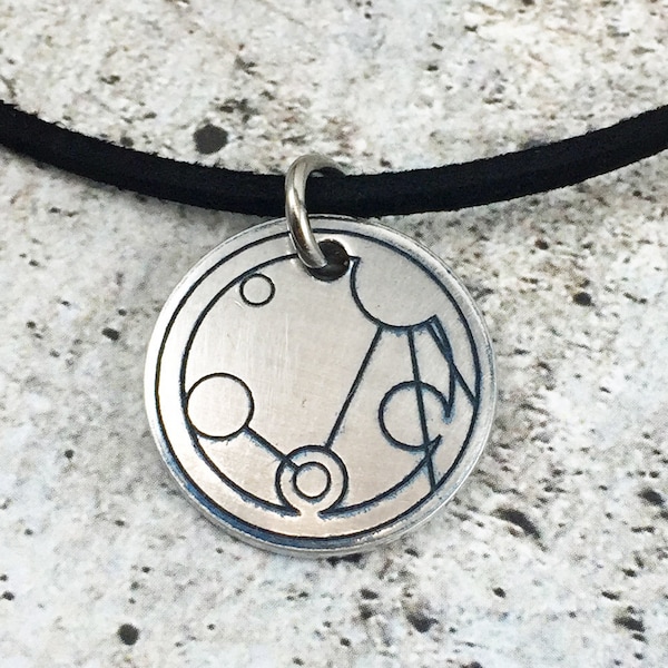 Collar personalizado de Dr Who, nombre de Gallifreyan personalizado, collar de Gallifreyan, joyas de Dr Who, collar de Dr Who, Señor del tiempo, nombre grabado