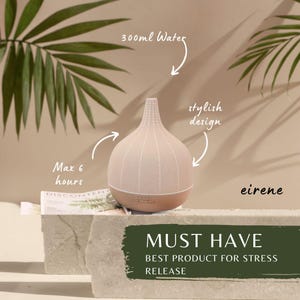 Op de afbeelding: Een lichtbeige keramische etherische olieverdamper met een stijlvol ontwerp. Hij heeft een capaciteit van 300 ml water en kan tot 6 uur lang werken. De diffuser staat op een lichtbruin oppervlak met groen gebladerte op de achtergrond. De tekst "MUST HAVE BEST PRODUCT FOR STRESS RELEASE" staat op een groene achtergrond.