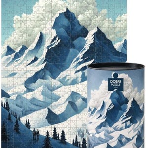Könnte beinhalten: Ein Puzzle mit einer blau-weißen Berglandschaft mit schneebedeckten Gipfeln, Wolken und Nadelbäumen. Zwei kleine Figuren stehen im Vordergrund. Das Puzzle wird neben seinem zylindrischen Aufbewahrungsbehälter mit der Aufschrift Dobre Puzzle gezeigt.