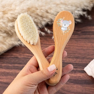 かわいい動物の入ったパーソナライズされた赤ちゃんの名前入りブラシ、木製ベビーヘアブラシ、ベビーシャワーギフト、赤ちゃんの記念品ギフト、女の子の男の子の赤ちゃんギフト、新生児ギフト