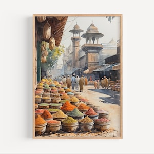 Puede incluir: Pintura a la acuarela de un mercado bullicioso con especias coloridas en cuencos de madera. La escena representa una calle llena de vendedores y personas, con detalles arquitectónicos de edificios y torres al fondo. La obra de arte está enmarcada.