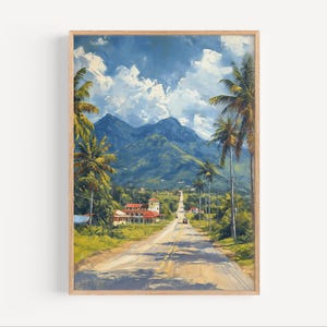 Pode incluir: Uma pintura de paisagem emoldurada retrata uma estrada que leva a montanhas sob um céu azul com nuvens brancas. Palmeiras margeiam a estrada, e edifícios com telhados vermelhos são visíveis. A obra de arte está em uma moldura de madeira.