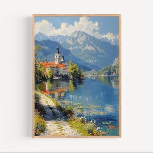 Può includere: Un dipinto che rappresenta una scena di lago con un edificio bianco con tetto rosso e una torre alta. L'edificio si trova su una piccola isola nel lago. Ci sono montagne sullo sfondo e alberi sulla riva.