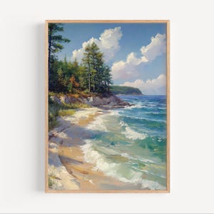 Può includere: Un dipinto di paesaggio incorniciato raffigurante una serena scena costiera. L'opera d'arte mostra una spiaggia sabbiosa, onde turchesi e una costa con alberi verdi lussureggianti sotto un cielo azzurro con nuvole bianche. Il dipinto è in una cornice di legno.
