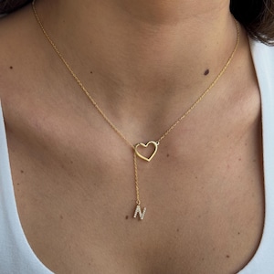 Collar con letra que cuelga de un corazón de ArgentaJewel en plata de ley 925 y baño de oro de 18 quilates • Collar con inicial personalizada