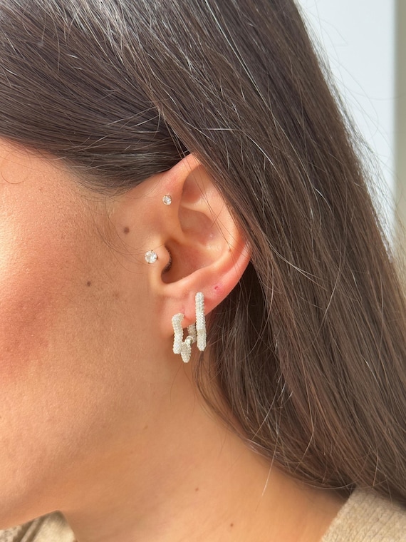 Orecchini a cerchio a stella incrociata in argento sterling