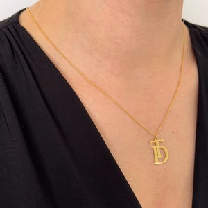 Collar personalizado con dos letras entrelazadas de ArgentaJewel en plata de ley 925 y baño de oro de 18 quilates • Collar personalizado con doble inicial