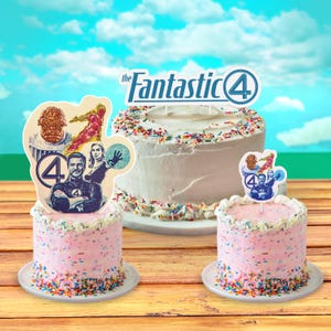 Op de afbeelding: Twee roze geglazuurde taarten met kleurrijke sprinkels. E&eacute;n taart heeft een topper met de tekst "the Fantastic 4" en een afbeelding van de Fantastic Four-personages. De andere taart heeft een topper met een afbeelding van de Fantastic Four-personages.