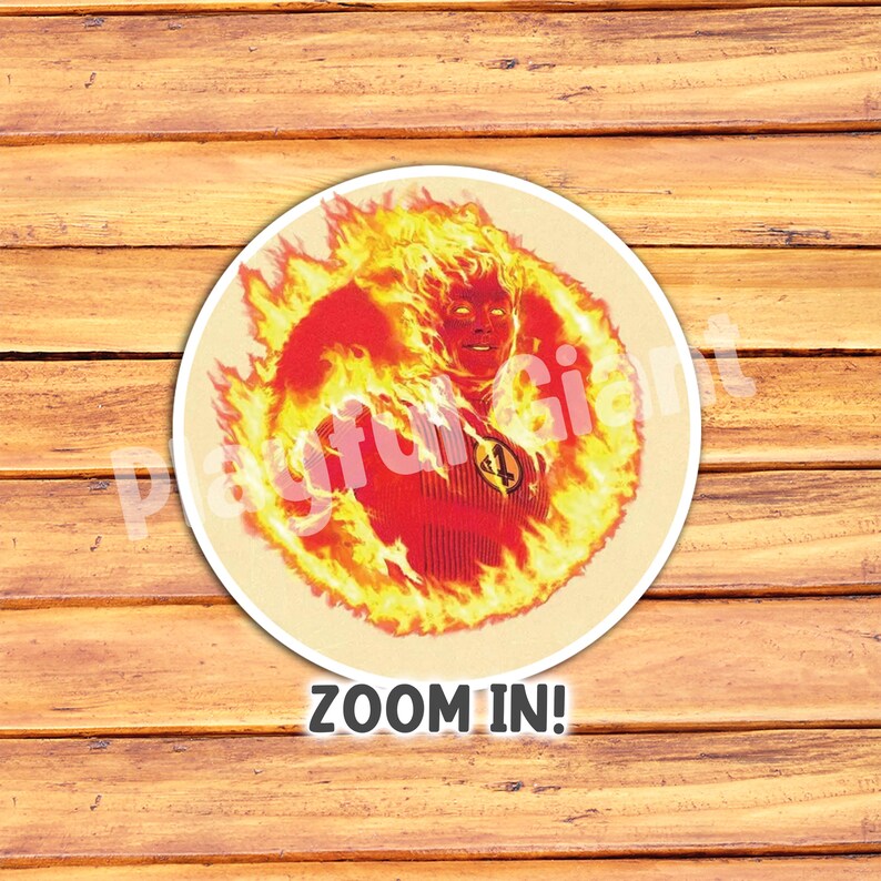 Op de afbeelding: Een ronde sticker met een superheld die in vlammen gehuld is. De superheld draagt een rood-wit pak met een nummer "4" op de borst. De sticker heeft de tekst "ZOOM IN!" eronder gedrukt.