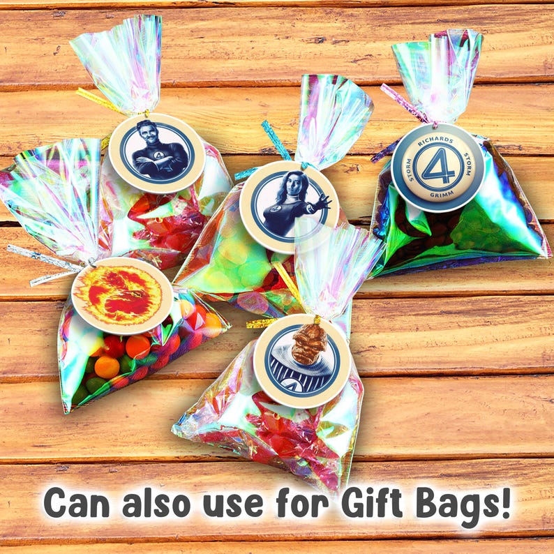 Op de afbeelding: Vier doorzichtige plastic cadeauzakjes gevuld met kleurrijk snoep. Elk zakje heeft een ronde sticker met een personage uit de Fantastic Four-stripreeks. De stickers tonen de personages Mr. Fantastic, Invisible Woman, Human Torch en The Thing. De stickers bevatten ook de tekst "Richards, Storm, Grimm".