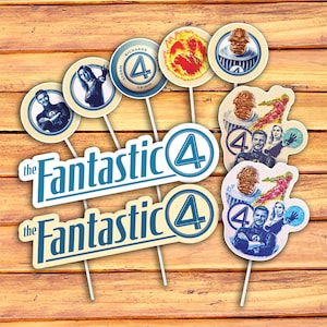 Può includere: Set di 10 topper per torta a tema Fantastici Quattro. I topper presentano i personaggi dei Fantastici Quattro, tra cui Mr. Fantastic, La Cosa, La Torcia Umana e La Donna Invisibile. I topper sono stampati su cartoncino bianco e hanno uno schema di colori blu e giallo.