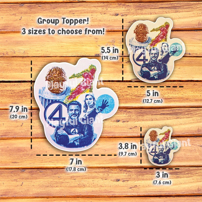 Op de afbeelding: Drie maten Fantastic Four-stickers, met de personages in een stripboek stijl. De stickers zijn verkrijgbaar in 7,6 cm, 9,7 cm en 14 cm.