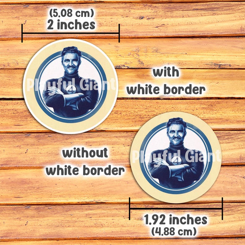 Op de afbeelding: Twee versies van een ronde sticker met een man in een blauw superheldenpak, een met een witte rand en een zonder. De sticker is 5,08 cm in diameter met een witte rand en 4,88 cm in diameter zonder witte rand. De tekst "Playful Giant" is zichtbaar op de sticker.