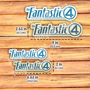 Op de afbeelding: Vier stickers met de tekst "the Fantastic 4" in blauwe en witte letters met een blauwe cirkel met het nummer "4" in wit. De stickers zijn op een houten achtergrond. De stickers zijn 6,7 cm bij 22,9 cm en 16,8 cm bij 5,1 cm.