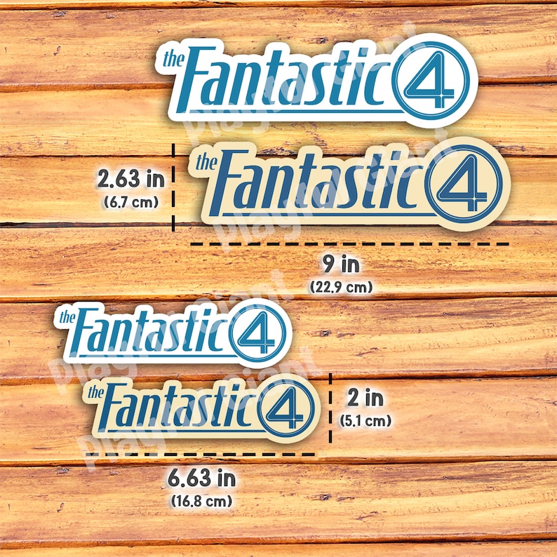 Op de afbeelding: Vier stickers met de tekst "the Fantastic 4" in blauwe en witte letters met een blauwe cirkel met het nummer "4" in wit. De stickers zijn op een houten achtergrond. De stickers zijn 6,7 cm bij 22,9 cm en 16,8 cm bij 5,1 cm.