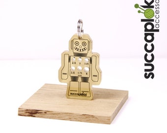 Ropotti keyring - Needle gauge (mm/EUR), robot shaped keycharm with mm scale knitting needle gauge, made out of recycled plastic