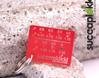 Micromitta keyring - Needle gauge (EUR/mm + US/Imperial), Red keycharm for measuring tiny knitting needles, made out of recycled plastic