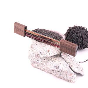 SilmuccaSTOP -Knitting project caps, Notenhouten breimutsen gemaakt van een oud aanrechtblad