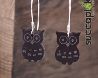 Mini-Paavo earrings (Inch/Imperial), Owl shaped earrings with a gauge for tiny US knitting needles, made out of recycled plastic