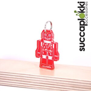 Imperial / Inch, Piccu-Ropotti-Needle gauge (US), Keycharm needle gauge for measuring knitting needle's, made out of recycled red plastic