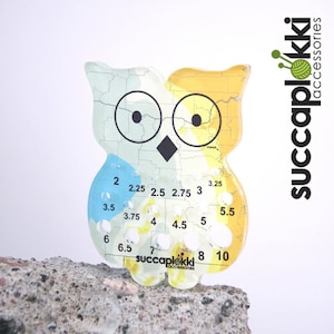 Paavo puiccomitta EUR/mm-Sturdy Owl Knitting Needle gauge made out of industrial left over piece of plastic image 1