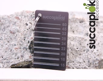 Controllikortti-Spinning WPI card with handy slots for different thickess of yarn, Knitting tool for measuring yarn, numbers between 15 - 60