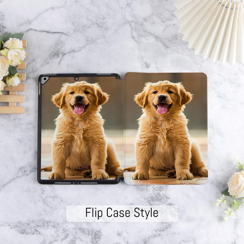 Może przedstawiać: Etui typu flip do tabletu z uśmiechniętym szczeniakiem golden retrievera. Szczeniak ma jasnobrązowe futro i r&oacute;żowy język. Etui jest czarne, a tło to rozmyta sceneria na zewnątrz. Tekst "Flip Case Style" znajduje się na dole.