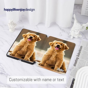 Puede incluir: Una funda negra con una foto de un cachorro de golden retriever. El cachorro tiene la lengua fuera. El texto "Personalizable con nombre o texto" est&aacute; en la parte inferior. La marca "happylifeenjoydesign" est&aacute; en la parte superior.