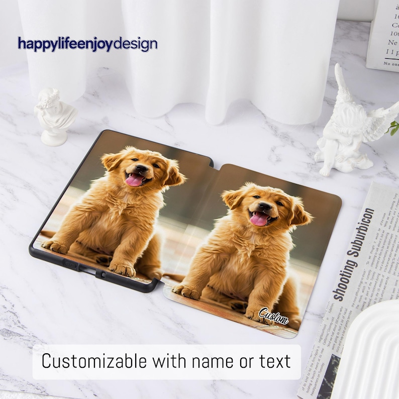 Puede incluir: Una funda negra con una foto de un cachorro de golden retriever. El cachorro tiene la lengua fuera. El texto "Personalizable con nombre o texto" est&aacute; en la parte inferior. La marca "happylifeenjoydesign" est&aacute; en la parte superior.