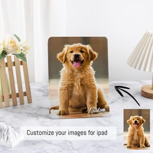 Może przedstawiać: Niestandardowe etui na iPada z uśmiechniętym szczeniakiem golden retrievera. Etui ma błyszczące wykończenie, a słowo "Custom" jest wydrukowane w prawym dolnym rogu. Tekst na dole brzmi "Customize your images for ipad".