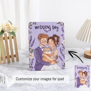Może przedstawiać: Fioletowe etui na iPada z ilustracją pary trzymającej kota, z napisem "WEDDING DAY" nad nimi. Projekt zawiera elementy kwiatowe. Na dole etui znajduje się napis "Customize your images for ipad".