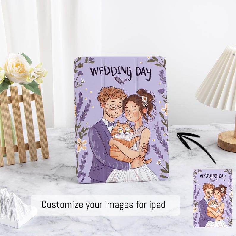 Może przedstawiać: Fioletowe etui na iPada z ilustracją pary trzymającej kota, z napisem "WEDDING DAY" nad nimi. Projekt zawiera elementy kwiatowe. Na dole etui znajduje się napis "Customize your images for ipad".