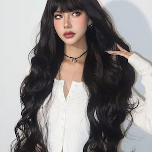 30インチの黒のロングウィッグ、前髪付き、女性用、ナチュラルな見た目のウィッグ、カールしたウェーブのナチュラルな合成ソフトウィッグ、毎日のパーティーや学校での着用に最適