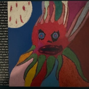 Puede incluir: Una pintura abstracta colorida de una criatura roja con una boca grande y ojos azules. La criatura está rodeada de una variedad de colores, incluyendo verde, amarillo y rosa. El fondo es azul oscuro.