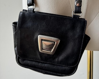 Vintage Kenneth Cole svart läderaxelväska