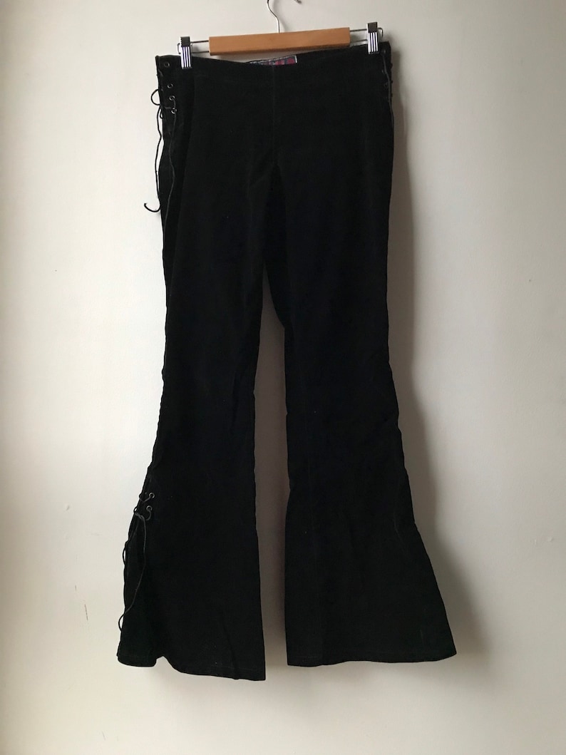K&ouml;nnte beinhalten: Schwarze Cordhose mit Glockenbeinen und Schn&uuml;rdetails an den Seiten.