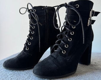 Madden Girl Botines de ante negro con cremalleras laterales y hebillas Mall Goth Witchy Fashion