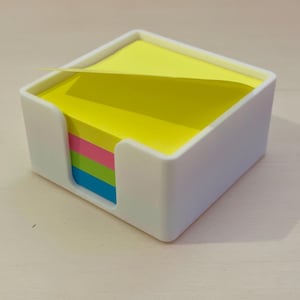 Può includere: Dispenser di note adesive in plastica bianca con una pila di note adesive gialle, rosa, verdi e blu.