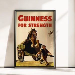 K&ouml;nnte beinhalten: Gerahmtes Vintage-Guinness-Werbeposter. Das Poster zeigt ein braunes Pferd, das einen Wagen zieht, einen Mann, der daneben rennt, und den Text "GUINNESS FOR STRENGTH" in Rot. Der Hintergrund ist cremefarben.