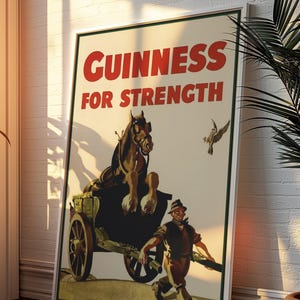 K&ouml;nnte beinhalten: Gerahmtes Vintage-Poster f&uuml;r Guinness. Das Poster zeigt den Schriftzug "GUINNESS FOR STRENGTH" in Rot. Es zeigt einen Pferdewagen, einen Mann, der rennt, und einen Vogel im Flug. Eine klassische Werbung.