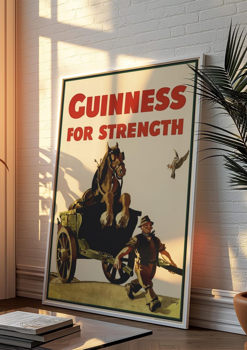 K&ouml;nnte beinhalten: Gerahmtes Vintage-Poster f&uuml;r Guinness. Das Poster zeigt den Schriftzug "GUINNESS FOR STRENGTH" in Rot. Es zeigt einen Pferdewagen, einen Mann, der rennt, und einen Vogel im Flug. Eine klassische Werbung.