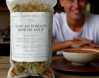 Peut inclure: Un sachet en plastique transparent de mélange pour soupe Souper Spices Tuscan Tomato Bowtie contenant des pâtes papillon séchées et des légumes. L'étiquette liste des ingrédients comme le brocoli, la carotte, l'oignon, la pomme de terre et les herbes. Poids net 57g.