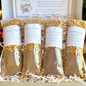 Può includere: Una confezione regalo contenente quattro sacchetti di plastica trasparente di chicchi di mais giallo per popcorn, ognuno con una bustina di spezie e un'etichetta con scritto Apple Pie, Sweet & Spicy, Mexican Hot Cocoa e Pumpkin Pie. 255g per sacchetto.