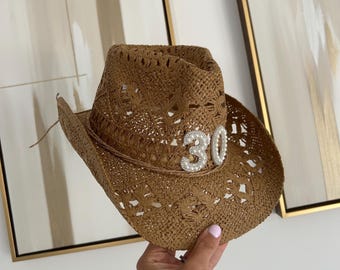 Geburtstags-Cowgirl-Hut | Stroh Perle Cowboy-Hut | 30 Jahre Geburtstagshut | Personalisierte Geburtstagsmütze | Geschenk zum 21. Geburtstag | 40.Geburtstag
