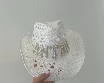 Chapeau de cowgirl personnalisé | Chapeau de cowboy en paille et perles | Chapeau de cowboy avec initiales | Chapeau d'anniversaire personnalisé | Cadeau pour un 21e anniversaire | Cadeau pour un 40e anniversaire