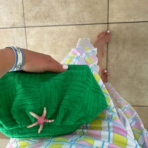Bolso de mano de rayas con detalle brillante y estrellas de mar rosas de toalla verde / Bolso de mano de rayas con diamantes / Accesorios para vacaciones / Hunza