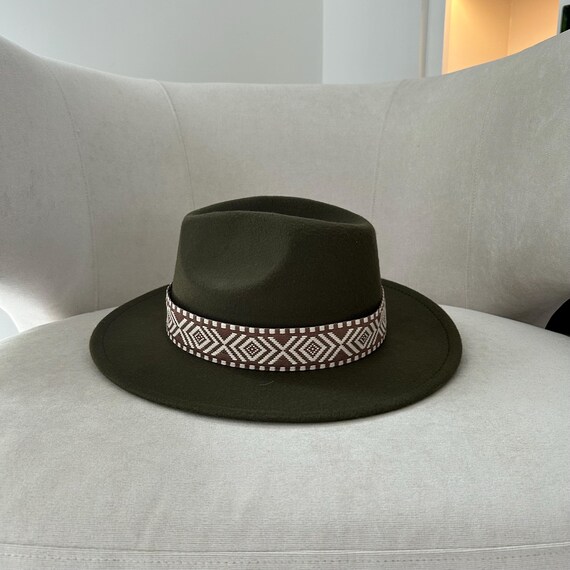 Cappello invernale Fedora color cachi con dettaglio fascia azteca