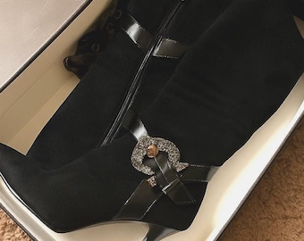 Vintage Gucci Zamszowe Kozaki do Kolan z Biżuterią i Wężową Klamrą
