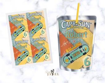 Könnte beinhalten: Vier Capri Sun-Saftbeutel-Etiketten mit Skateboard-Motiv. Die Etiketten sind gelb, orange und blau mit einer Skateboard-Grafik und dem Text "Capri Sun Robert is Rolling into 6".