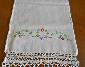 Embroidered DAISY & LEAFY VINES Table Runner Dresser Scarf Ivory Linen Crochet Scallops Stitched Edge 12 by 48 Vintage 1940s Hand Sewn